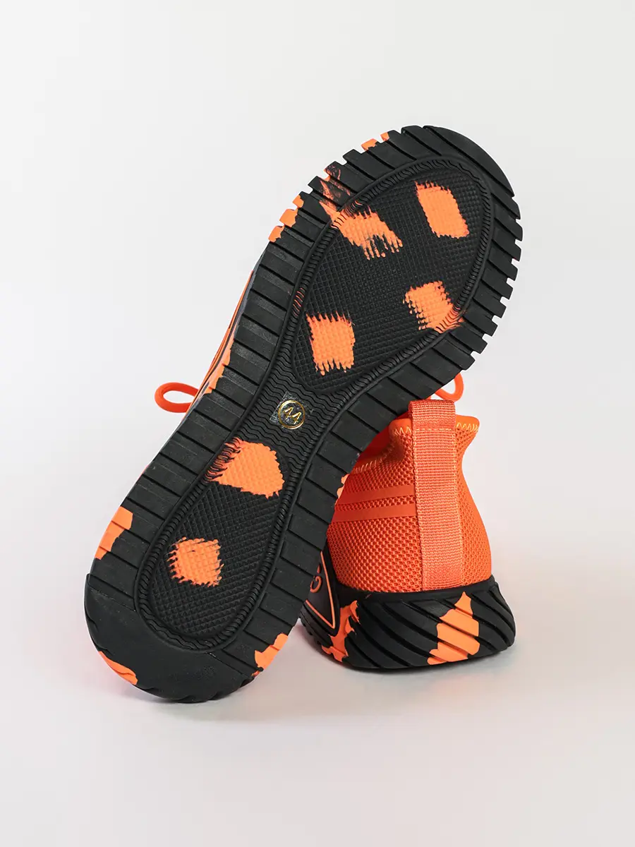 Кроссовки оранжевого цвета с рельефным протектором